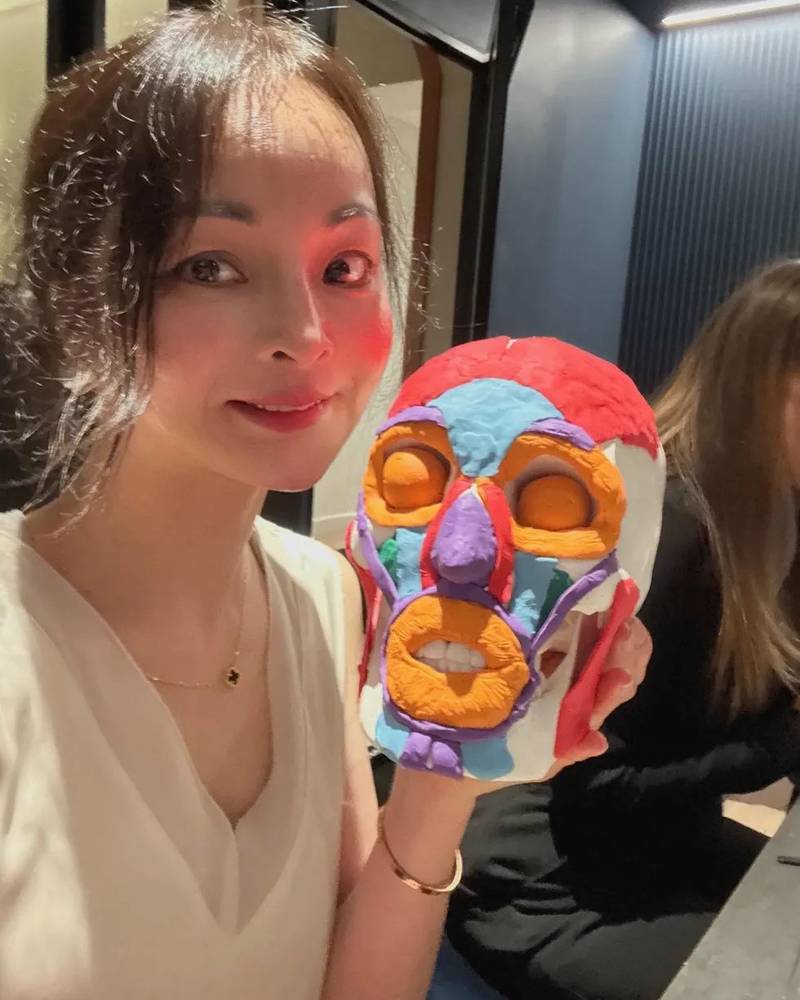 Lina Pan with facial anatomy model